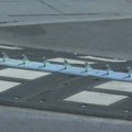 (VIDEO) Na ulaz na parking kod Skupštine Srbije postavljeni jednosmerni šiljci za kontrolu saobraćaja