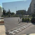 (VIDEO) Na ulaz na parking kod Skupštine Srbije postavljeni jednosmerni šiljci za kontrolu saobraćaja