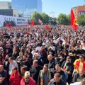 (Video) Nemiri na Kosovu: Demonstranti gađali sedište Euleksa flašama i kamenicama