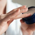 Skupe kreme odlaze u zaborav! Vazelin od 179 dinara je „zakon“ za negu kože, a dermatolozi otkrivaju šta se dešava kada ga…