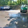Haos u Zvečanskoj: Autom izubijao druga vozila, zabio se u ogradu dečjeg igrališta i otrčao s lica mesta