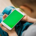 Psiholog iz Doma zdravlja upozorava roditelje: Zbog buljenja u telefon deca će vam imati ove posledice