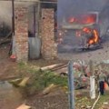 Raskomadana tela svuda po ulici Bombe uništile selo u Ukrajini (uznemirujući snimak)