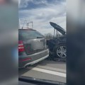 Lančani sudar na putu: Čačak-Kraljevo u udesu učestvovala tri vozila, delovi automobila rasuti po putu (foto)