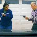 "Rečeno je da će mi ubiti porodicu": Penzioner greškom ubio ženu, nju unajmili da preuzme paket, ali joj nisu rekli šta je…