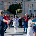 Sirtaki na Trgu slobode! U centru grada Novosađani plesali uz grčku muziku