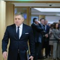 Premijer Slovačke u bolnici glasao na evroizborima, optužio Zapad za napetost s Moskvom