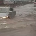 Autobus vozi kroz bujicu u Vranju, ulice u Kraljevu pod vodom: Neverovatni snimci nakon nevremena širom Srbije