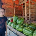 Ema prodaje tetkine i tečine lubenice da bi kupila kopačke