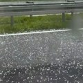 "Odjednom se smračilo, grad je tukao kao iz topa": Užasno nevreme na auto-putu kod Ljiga