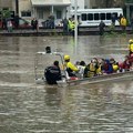 Majka gledala kako joj sinove spasavaju čamcima Voda došla do drugog sprata škole, dramatični prizori iz Merilenda…