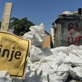 BLOG Blokade širom Srbije ne jenjavaju – u Zemunu šut i stari nameštaj na blokadi