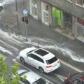 Jako nevreme se srušilo na Beograd Tutnji grad, sevaju oluje (video)