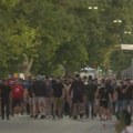 (VIDEO) Maskirani mladići, mahom u crnom, stižu na kontraskup u Bačkoj Palanci