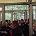 Zamalo tuča ispred ulaza u Skupštinu Kraljeva: Obezbeđenje u okršaju sa odbornicima opozicije VIDEO