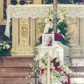 Манекенка сахрањена у белом ковчегу, мајка наутешна: Испратили је уз песму, црвена клупа крије јаку симболику
