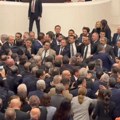 Skandal u parlamentu, sevale pesnice! Žustra debata prerasla u totalni haos u Turskoj: Došlo do masovnog guranja, nisu stali…