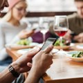 Prohibicija za mobilne: Sve više restorana u Francuskoj zabranjuje gostima korišćenje telefona