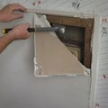 Kupili napuštenu kuću, pa odlučili da je renoviraju: Zapanjili se zbog onog što su pronašli u zidu (video)