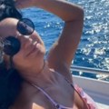 Svekrva i snajka se razgolitile na plaži: Pevačica u 55. godini grmi u bikiniju, ljudi gledaju i ne veruju