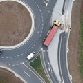 Šleper prevrnut nasred kružnog toka: teška saobraćajna nezgoda na prilazu Moravskom koridoru