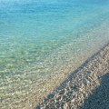 Uzbuna na hrvatskoj plaži: Turisti primetili muškarca kako snima decu, pozvali policiju