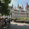 Zbog rekordnih vrućina u Mađarskoj radnicima dele bezalkoholno pivo, lubenice i sladoled