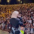 Maja Berović nastupila pred hiljadama ljudi: Premijerno pokazala novu frizuru, izazvala haos kad je sišla sa bine FOTO