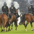Neviđeni haos na derbiju! Meč prekinut - konji, psi i navijači na terenu! Povređeno 35 policajaca, a onda drama u 120. minutu!…