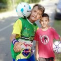 Biciklom 40 kilometara da bi pimplao loptu: Novi podvig Slavka (77), žonglera iz Zrenjanina (foto)