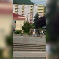 Војници америчког Кфора се играли с децом испред општине Лепосавић