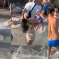 Tuča na plaži na Sardiniji Viknuo je "Udario si mi ženu", a onda ga je nokautirao nogom (video)