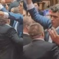 Opozicija pravila haos u parlamentu: Nasilje u skupštini - ovako su se nizali incidenti (video)