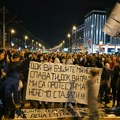 VIDEO Sukob tokom protesta u Beogradu: Građani krenuli da sklanjaju ogradu, reagovalo obezbeđenje