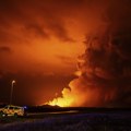 Лава након ерупције вулкана на Исланду стигла до источне одбране града Гриндавика (видео)