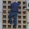 Koja muka vas je naterala, gospodine?! Pogledajte neverovatan snimak iz Splita: Vremešni muškarac uhvaćen u opasnoj…