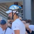 Novak napravio pravi haos među navijačima Delio je autograme ovako opremljen! (video)
