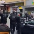 Isplivao snimak! Ovo je trenutak kada policija puca na naoružanog čoveka! Drama na EP u Nemačkoj, čuli se hici, nastala…