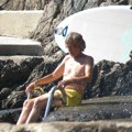 (Paparaco) Žika Todorović sa suprugom na njihovoj plaži u Crnoj Gori Glumac ima kuću skrivenu šumom i sopstveni izlaz na…