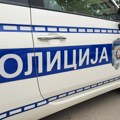 Pretio partnerki pa tokom bekstva vozilom udario u policijski auto