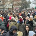 Protest ispred Desete gimnazije i OŠ "Jovan Dučić" zbog prosvetne inspekcije