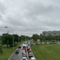 AMSS: Zbog mokrih kolovoza na pojedinim deonicama usporen saobraćaj