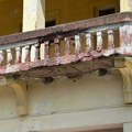 FOTO: Više objekata u Elemiru u kritičnom stanju – urušene fasade, oštećeni noseći elementi…