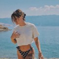 Skinula se ćerka poznatog pevača: Ela Dvornik pozirala u kupaćem, a zbog ovoga je nastao haos na mrežama (foto)
