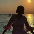 Gole noge, pa gola leđa: Voditeljka "Slagalice" se oglasila sa tajne lokacije - kokteli, plaže i zalasci sunca (foto)