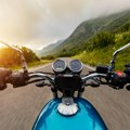 Zašto se trese upravljač na motociklu kada se puste ruke?