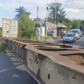 Teterni voz ispao iz šina u Železniku: Stvaraju se velike gužve (foto, video)