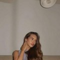 Hana ikodinović navukla najkraći šorts na svetu, gore sve otkrila pa krenula u grad! Svi će gledati samo u nju: Obline…