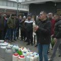 Prosuli mleko ispred Gradske uprave u Kraljevu: Protest mlekara nezadovoljnih otkupnom cenom