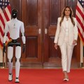 Melanija Tramp prošetala sa američkim humanoidnim robotom VIDEO